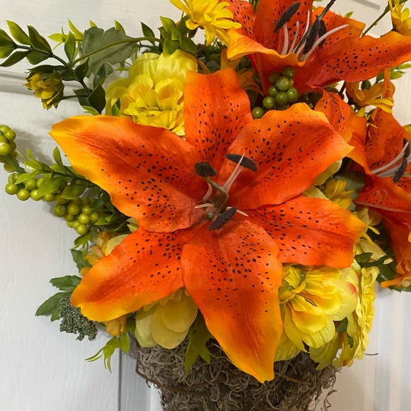 Asiatic Lily Vine Basket - Picture 3 of 5